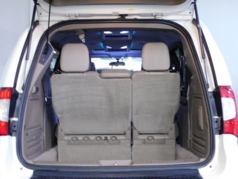 Used 2011 Chrysler Town & Country Limited image 13