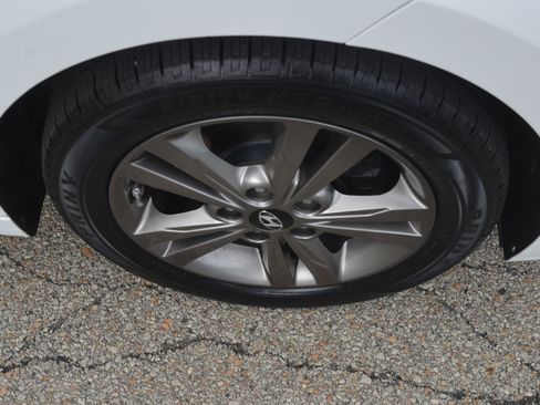 Used 2017 Hyundai Elantra SE image 28