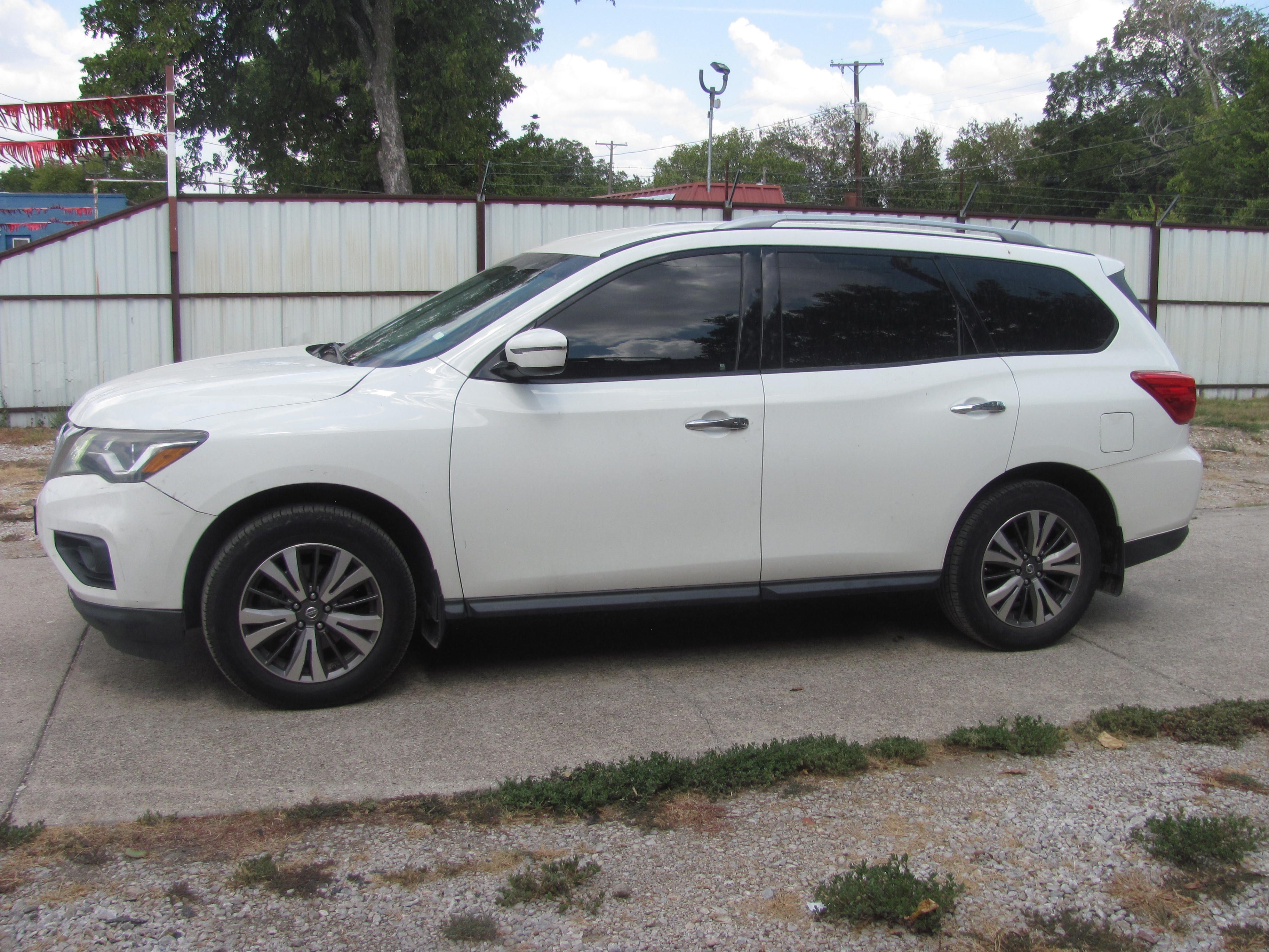 Used 2017 Nissan Pathfinder FWD image 1