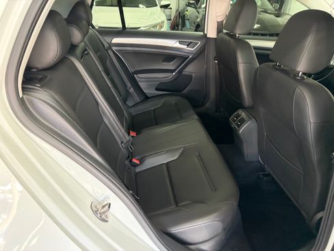 Used 2016 Volkswagen Golf 4-Door FWD image 16