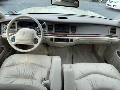 Used 1997 Lincoln Town Car Signature RWD image 16