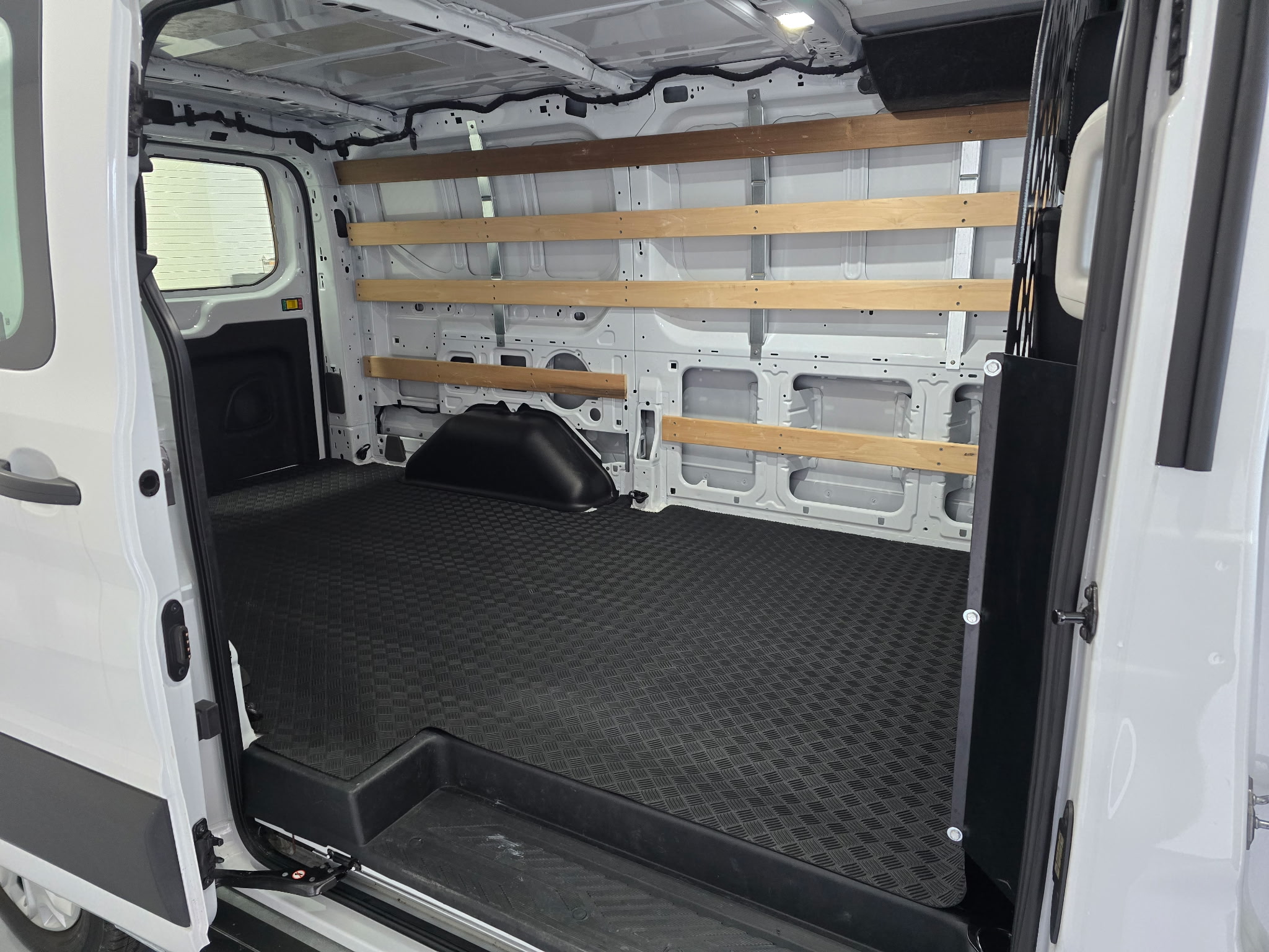 Used 2025 Ford Transit 250 Low Roof RWD image 10