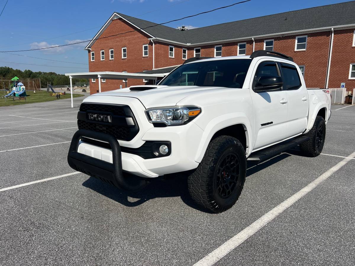 Used 2020 Toyota Tacoma TRD Sport AWD/4WD image 4