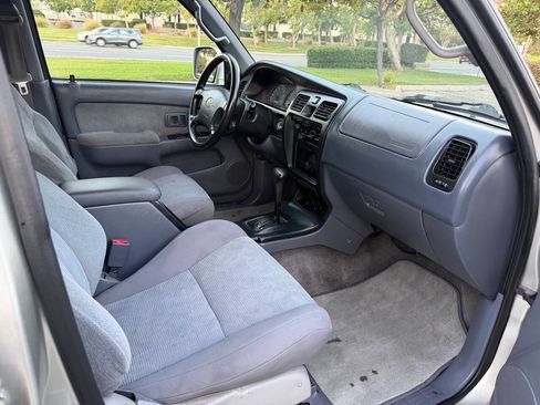 Used 2000 Toyota 4Runner SR5 Sport Utility 4D RWD image 34