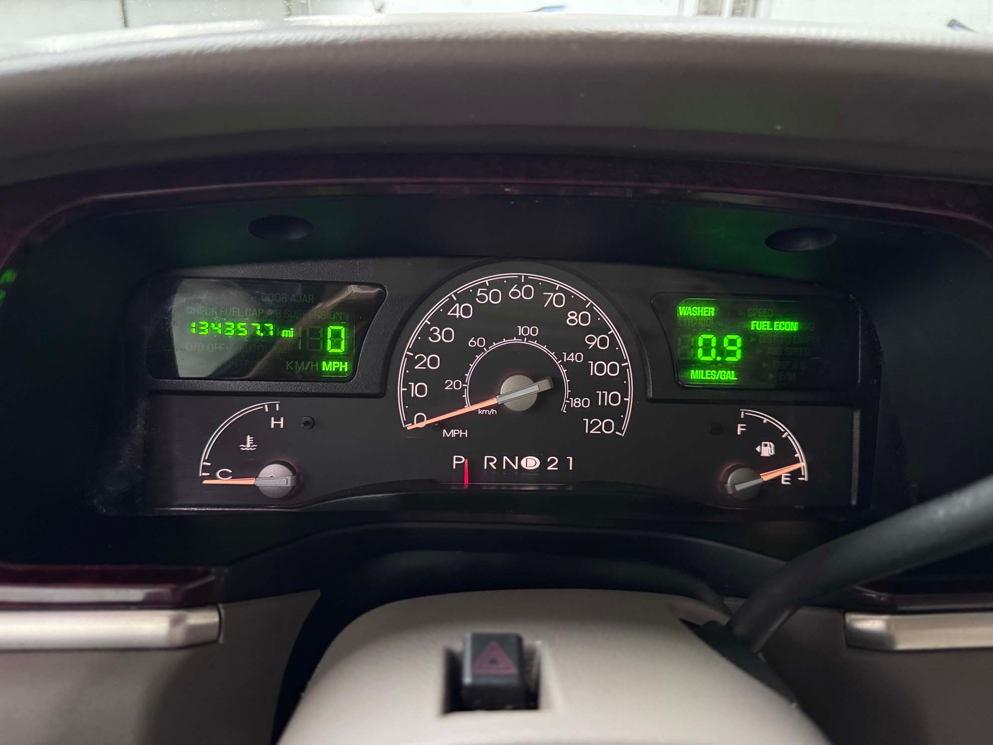 Used 2004 Lincoln Town Car Ultimate RWD image 8
