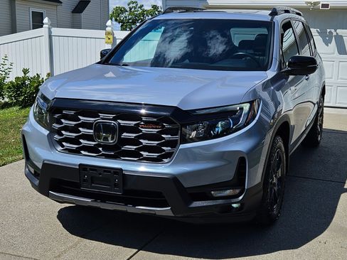 Used 2025 Honda Passport AWD TrailSport image 2
