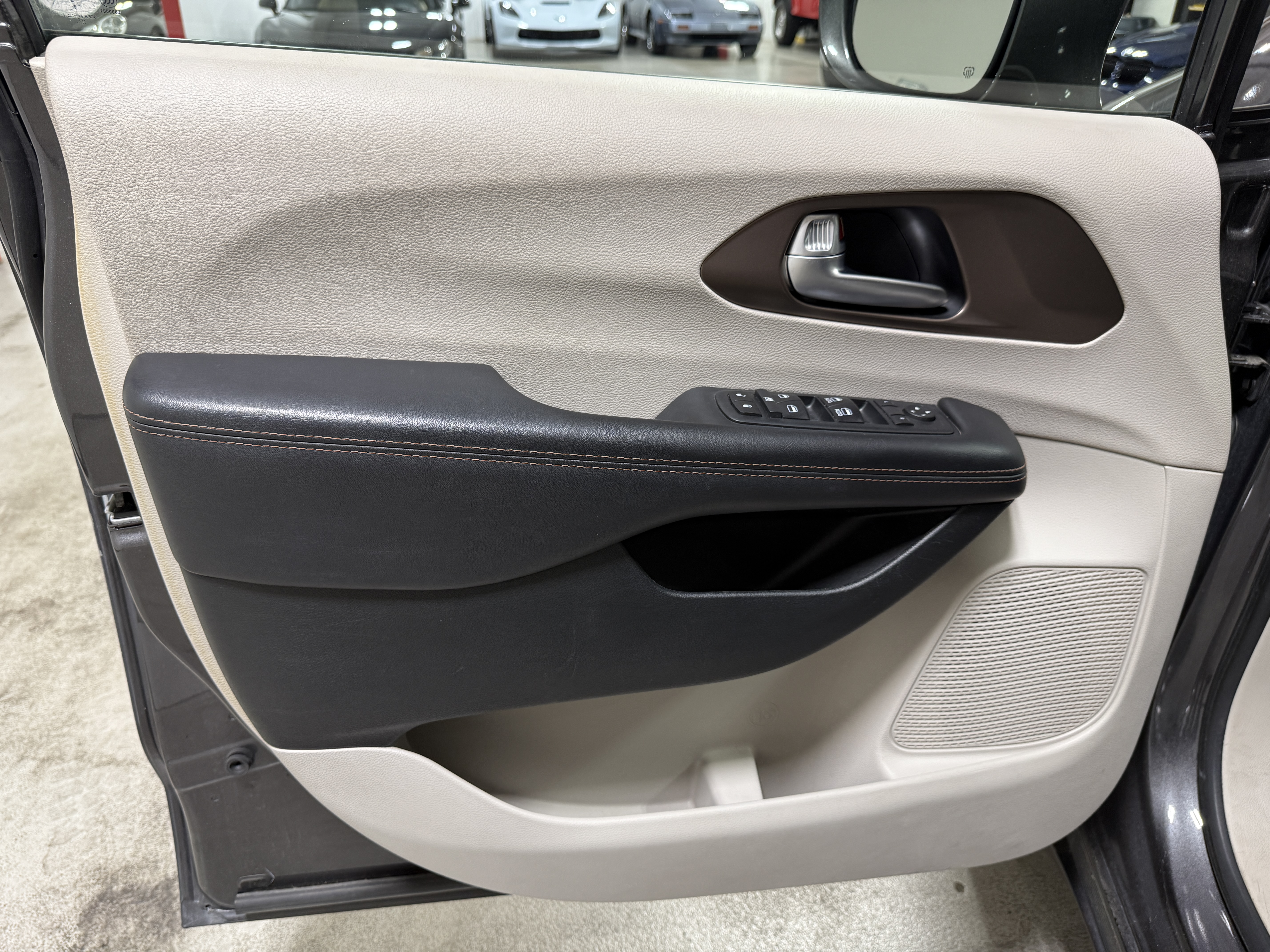 Used 2018 Chrysler Pacifica Touring-L FWD image 17