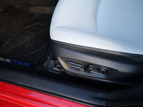 Used 2019 Toyota Prius Prime Premium image 19