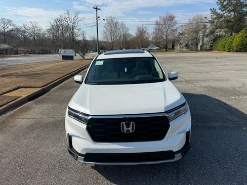 Used 2025 Honda Pilot Touring image 10