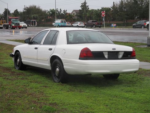 Used 2010 Ford Crown Victoria Police Interceptor image 3