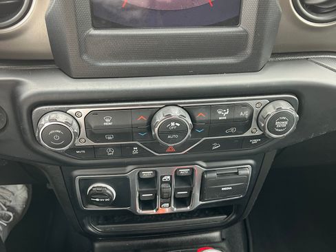 Used 2019 Jeep Wrangler Sport S image 6