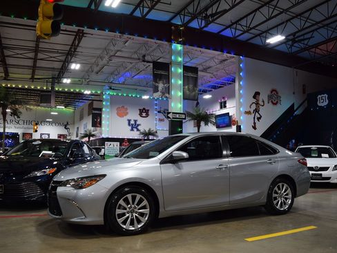 Used 2016 Toyota Camry SE image 3