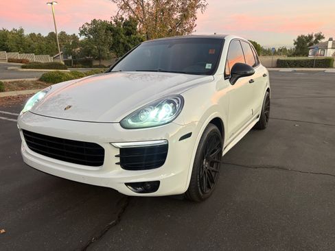 Used 2016 Porsche Cayenne image 1