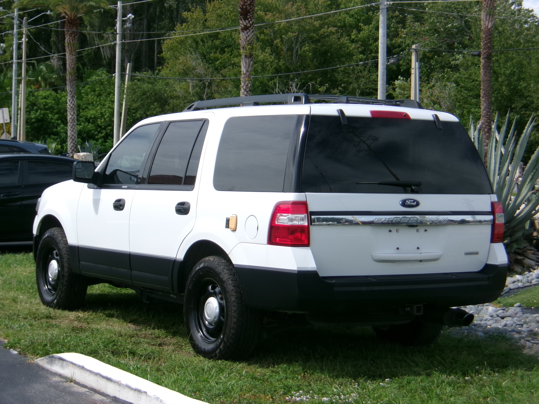Used 2017 Ford Expedition 4WD XL image 3