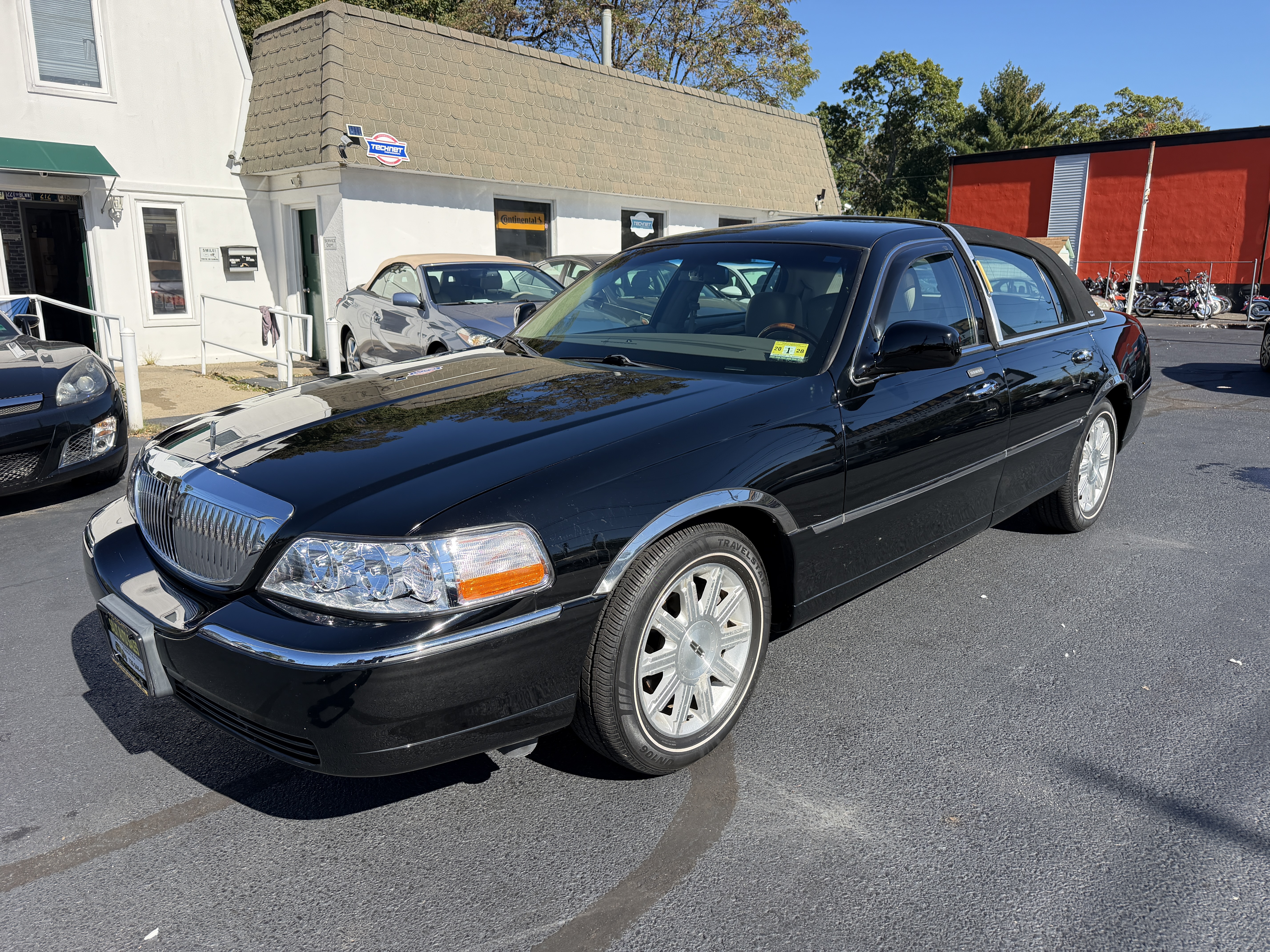 Used 2011 Lincoln Town Car Signature Limited RWD image 27