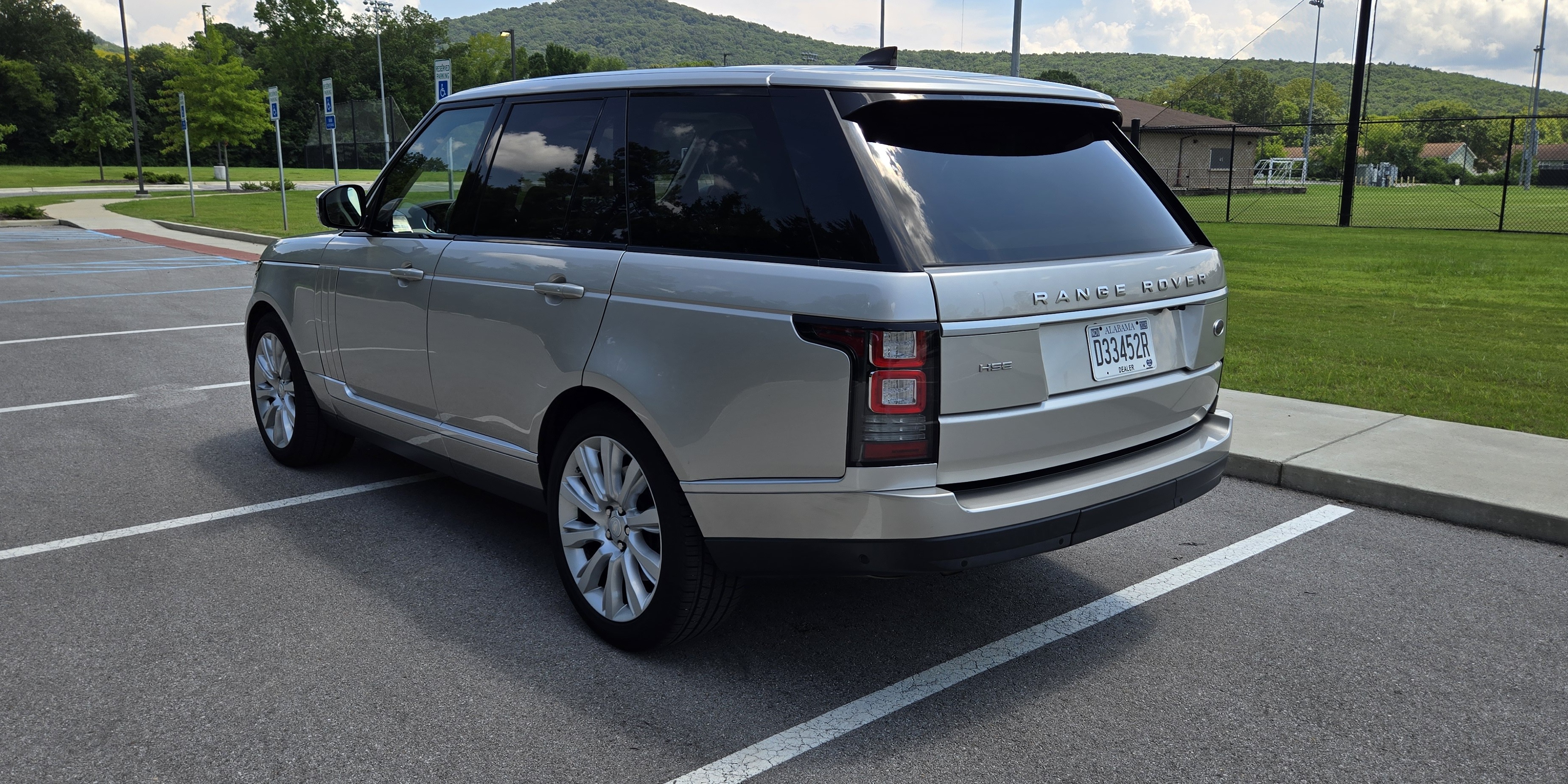 Used 2017 Land Rover Range Rover HSE AWD/4WD image 4