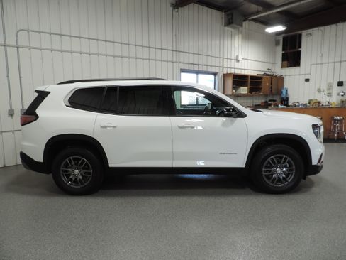Used 2025 GMC Acadia Elevation image 11