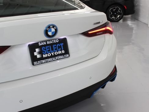 Used 2024 BMW i4 eDrive40 image 9