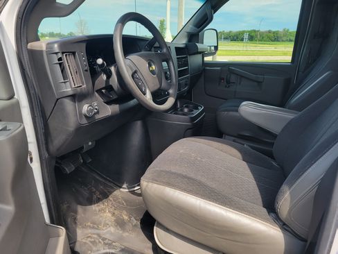 Used 2018 Chevrolet Express 2500 LS RWD image 9