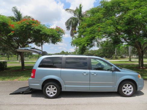 Used 2010 Chrysler Town & Country Touring FWD image 27