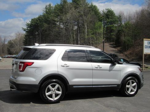 Used 2017 Ford Explorer Limited image 8
