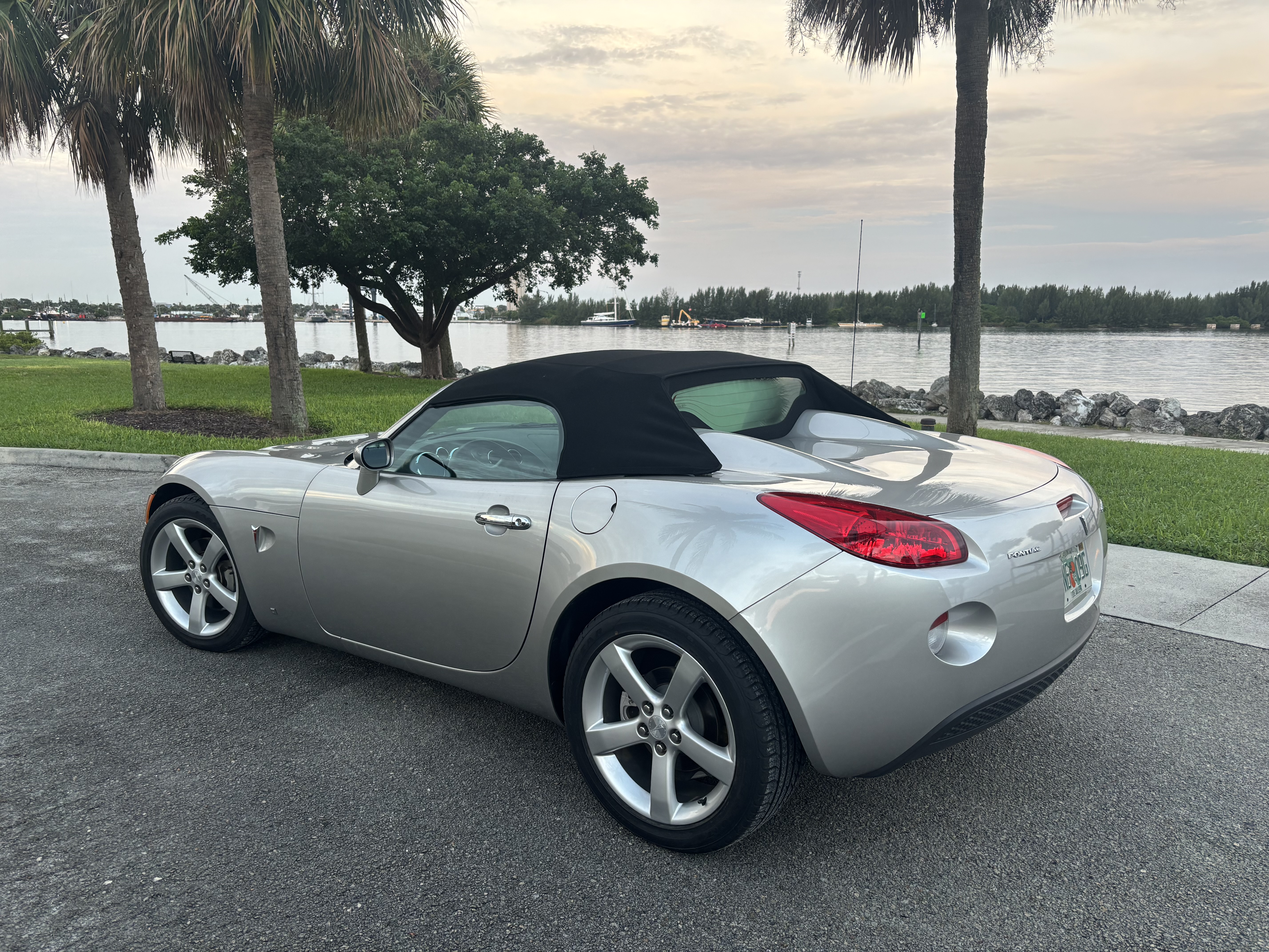 Used 2007 Pontiac Solstice Convertible RWD image 3