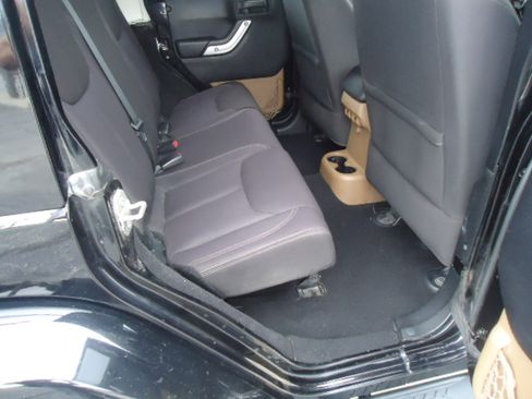Used 2014 Jeep Wrangler 4WD Unlimited Sahara image 9
