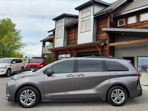 Used 2021 Toyota Sienna XSE AWD w/ Plus Package image 2