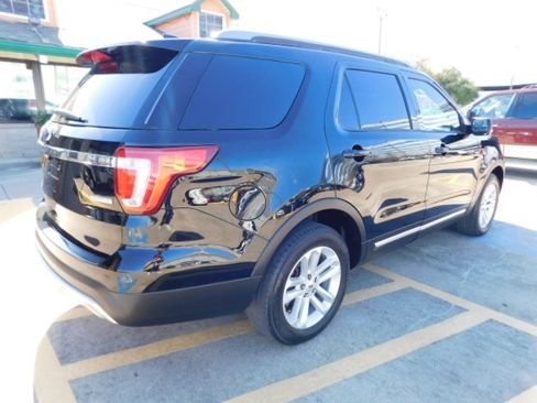 Used 2017 Ford Explorer XLT image 8
