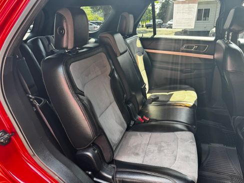 Used 2017 Ford Explorer FWD XLT image 16