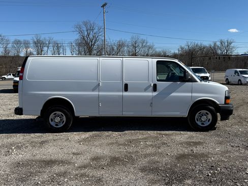 Used 2022 Chevrolet Express 2500 image 2
