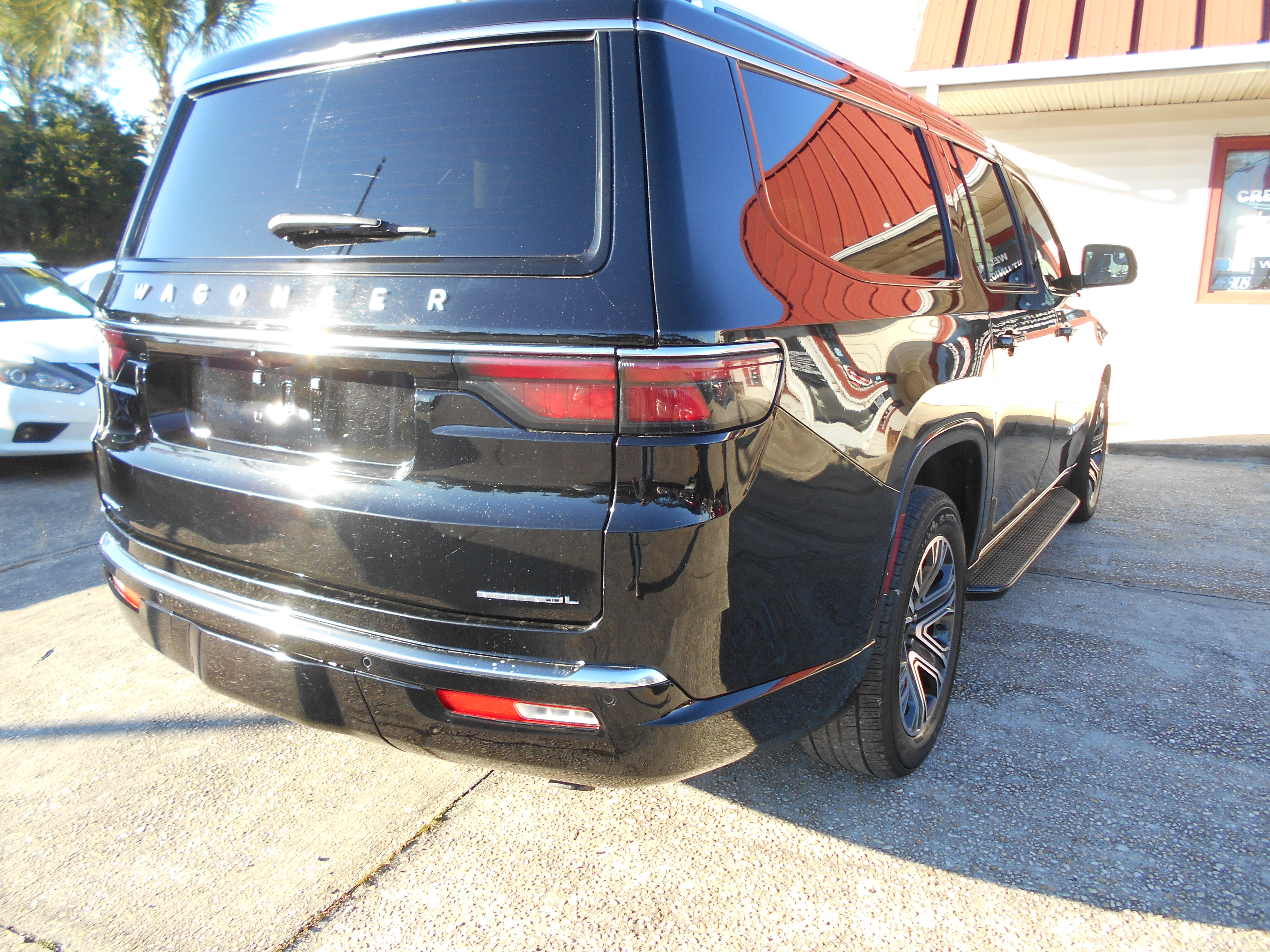 Used 2023 Jeep Wagoneer L Series II AWD/4WD image 6