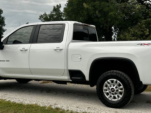 Used 2023 Chevrolet Silverado 2500 4x4 Crew Cab LT image 3