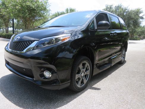 Used 2017 Toyota Sienna SE FWD image 13