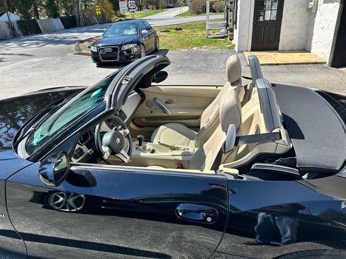 Used 2005 BMW Z4 2.5i image 10
