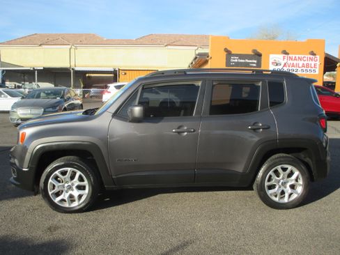 Used 2017 Jeep Renegade Latitude image 2