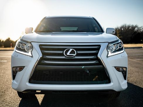 Used 2016 Lexus GX 460 Luxury image 2