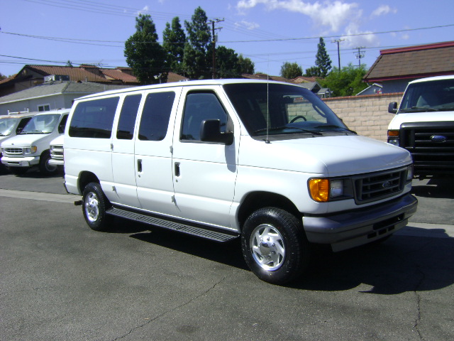 Used 2005 Ford E-350 and Econoline 350 Super Duty Wagon RWD image 3