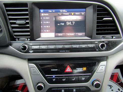 Used 2017 Hyundai Elantra SE image 19