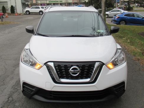 Used 2018 Nissan Kicks S image 3