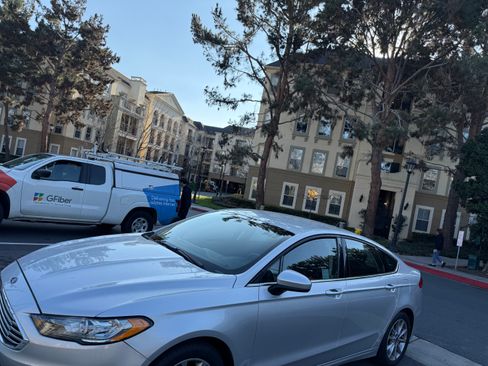 Used 2017 Ford Fusion SE image 2