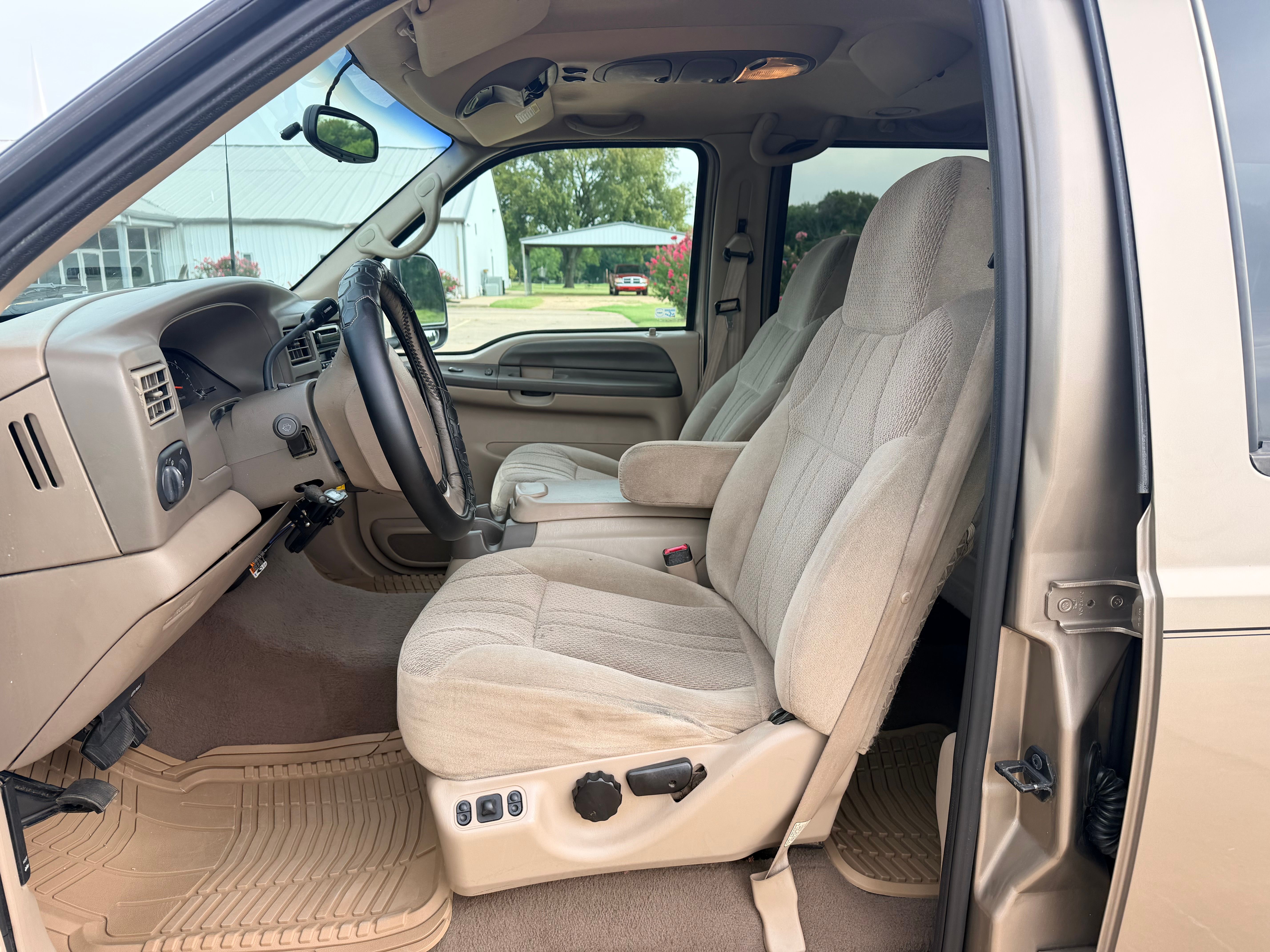 Used 2000 Ford Excursion 2WD XLT image 9