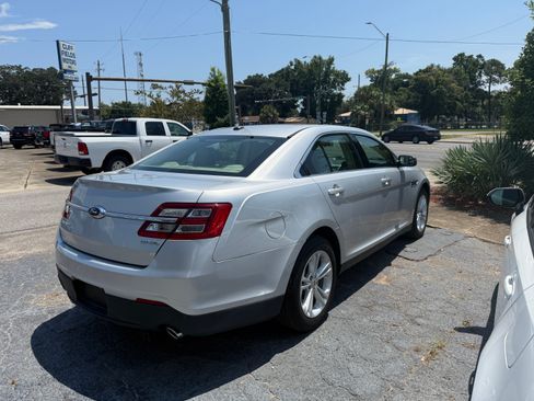 Used 2017 Ford Taurus SE image 6