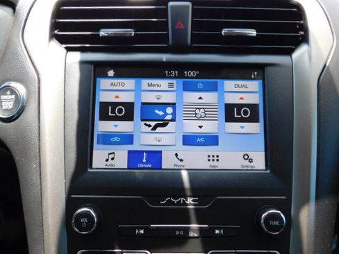 Used 2019 Ford Fusion SE FWD image 17