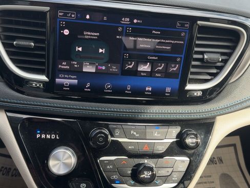 Used 2021 Chrysler Pacifica Touring-L image 5