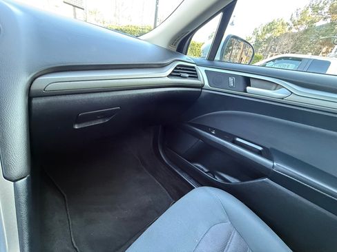 Used 2017 Ford Fusion SE image 21