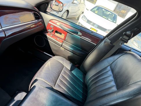 Used 2005 Lincoln Town Car Signature image 10