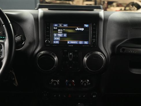 Used 2018 Jeep Wrangler Unlimited Sahara image 32