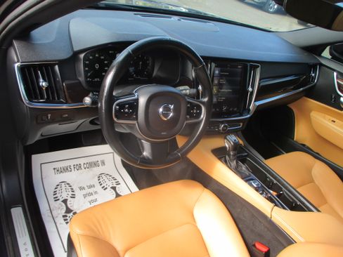 Used 2017 Volvo S90 T5 Momentum Sedan 4D FWD image 9