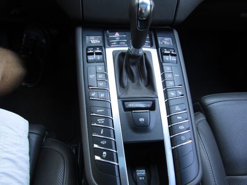 Used 2018 Porsche Macan Sport Edition AWD/4WD image 17